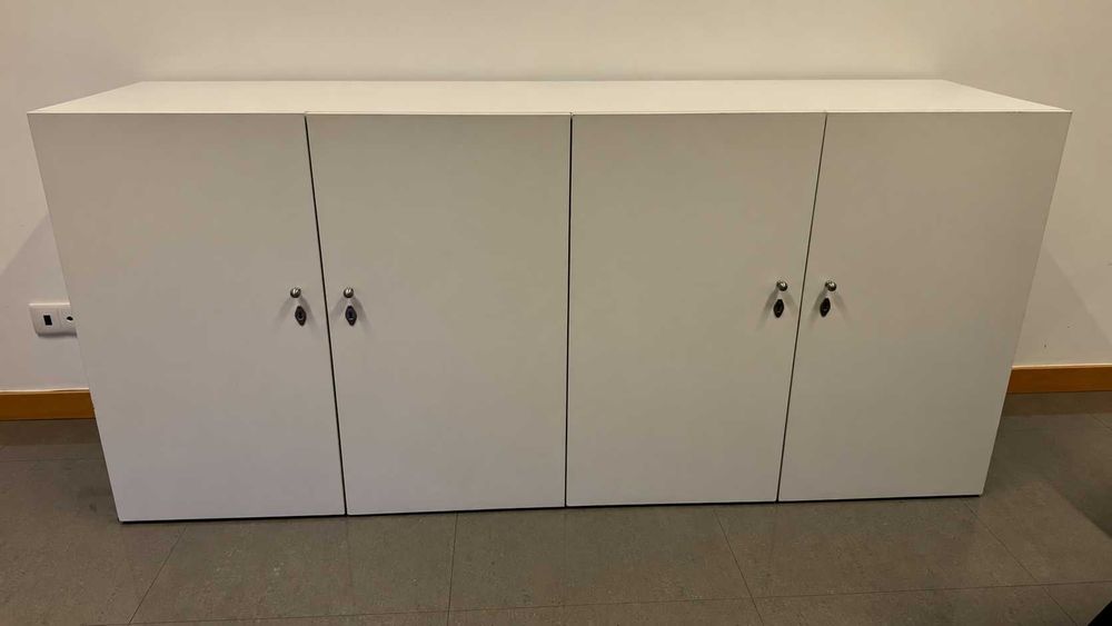 Móvel branco de arrumação com 4 portas e excelente capacidade