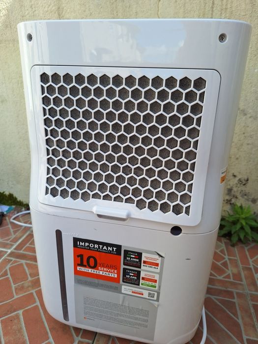 Vendo desumificador em bom estado. Tem.pouco uso