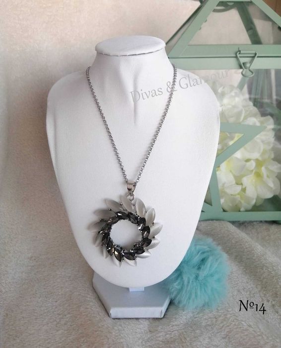 vários modelos de colares no anúncio