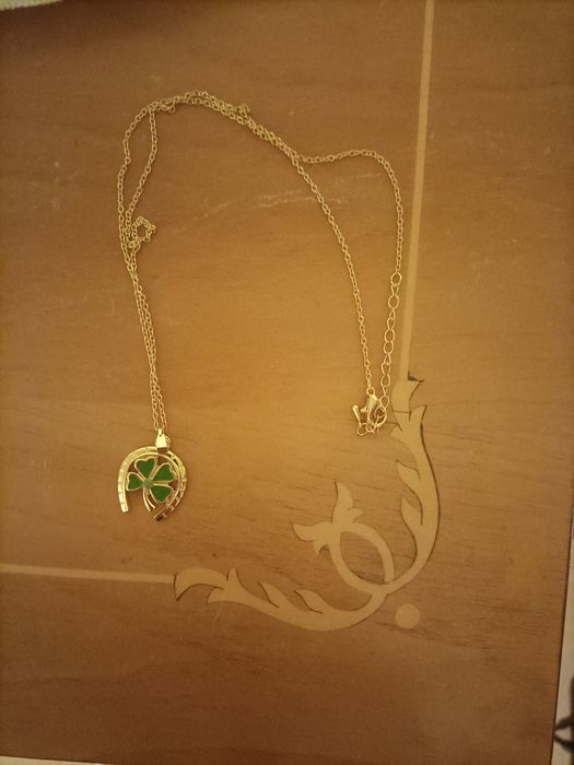 Łańcuszek z koniczynką