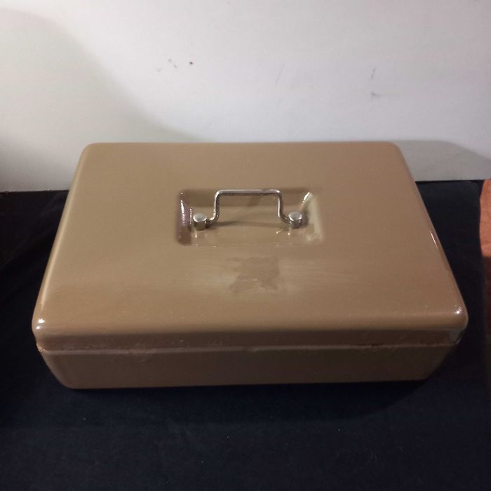 Cofre em metal com pega