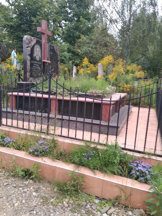 Прибирання могилок та догляд в Чернівцях.