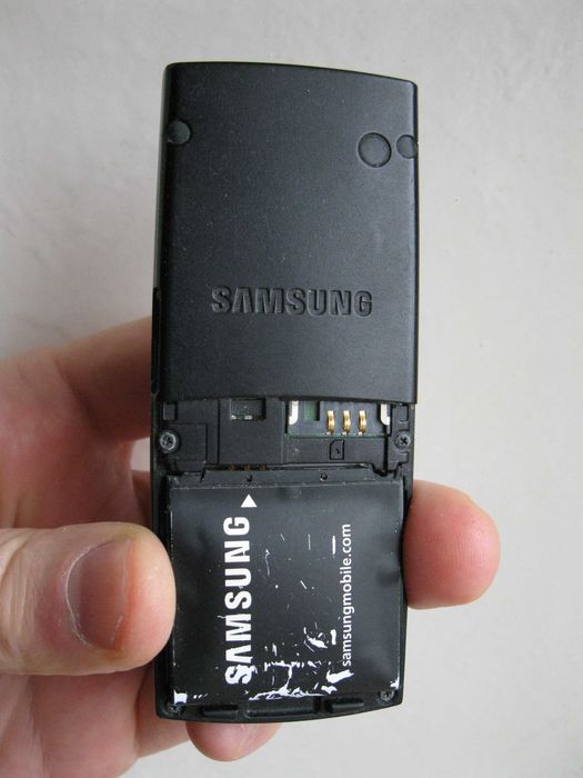 Кнопочный телефон Samsung SGH-C170  В комплекте зарядка