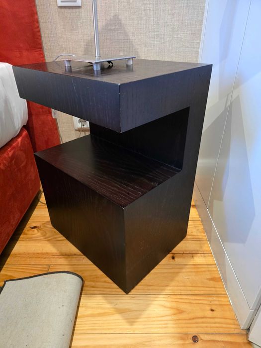 Mesas de cabeceira em madeira de qualidade e em bom estado