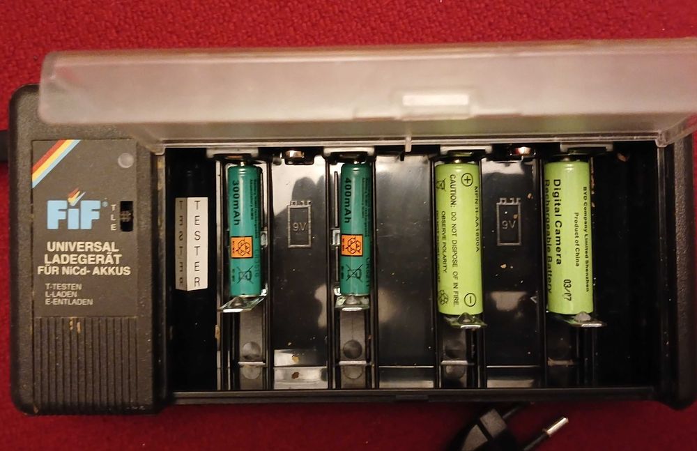 Зарядное устройство для пальчиковых аккумуляторов