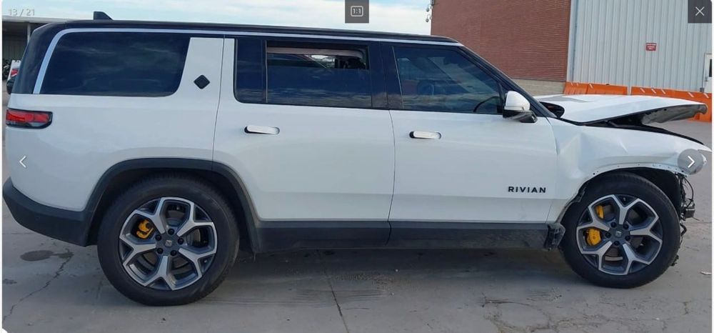 Продам Rivian r1s 2023