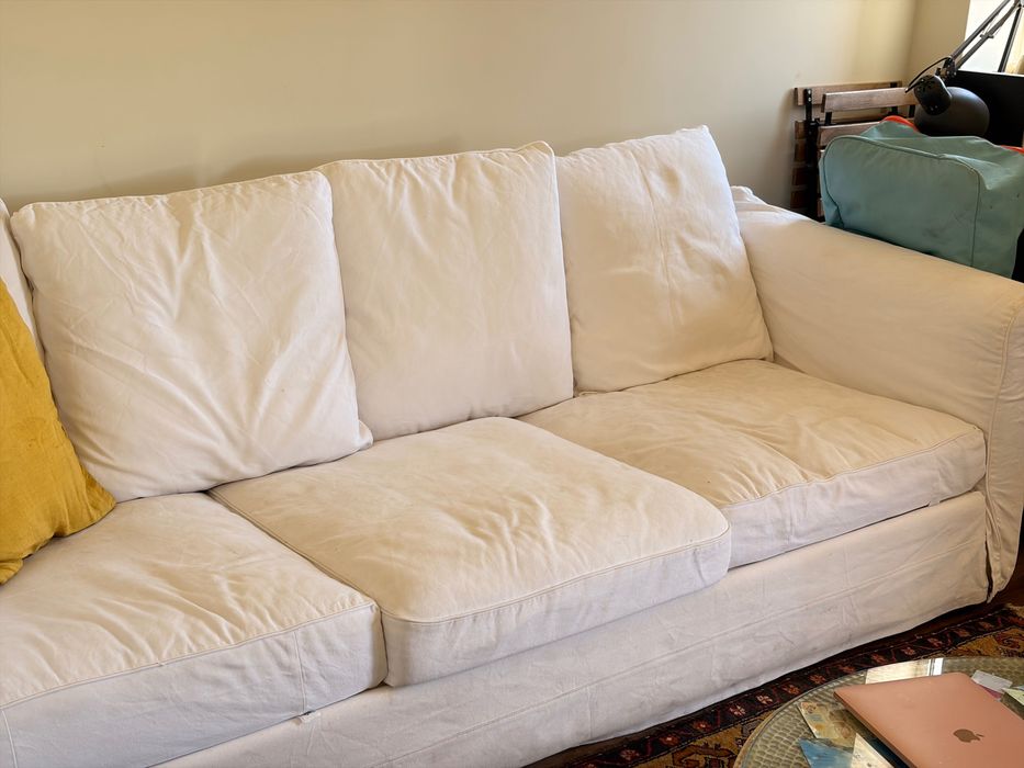 Sofá branco IKEA de 3 lugares.