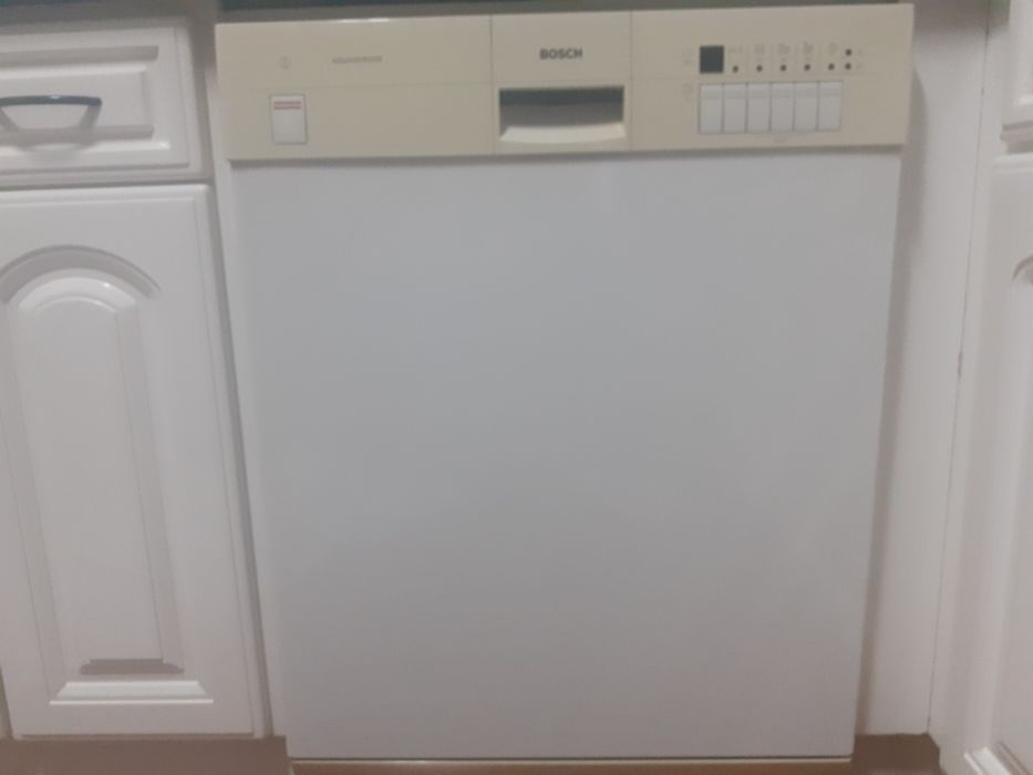 Máquina de lavar loiça bosch impecável a funcionar.
