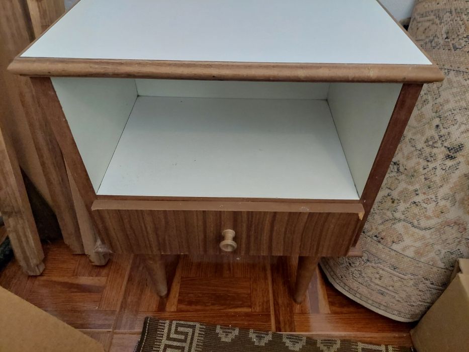 Mesa cabeceira antiga