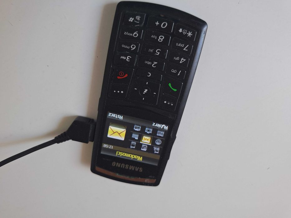 Ultracienki Samsung SGH-X820 bez simlocka komplet słaba bateria. Sprawny