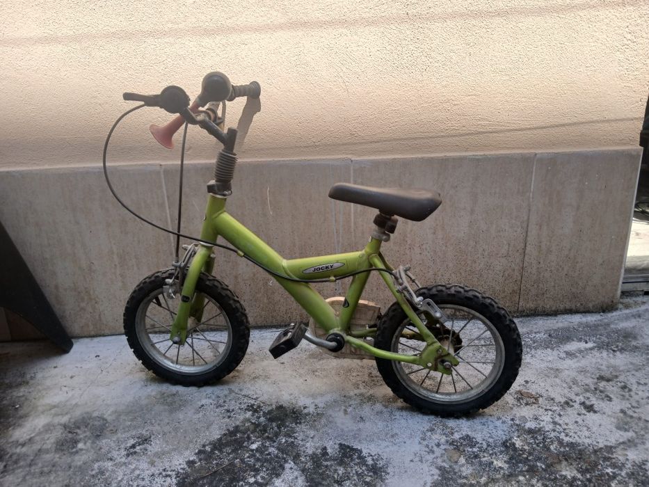 Bicicleta com pedais criança