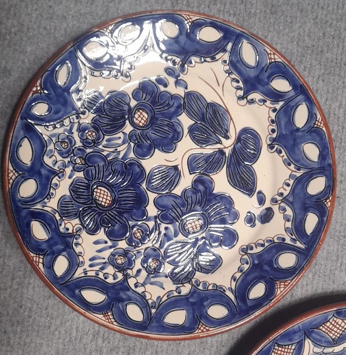 Pratos cerâmicos pintados à mão