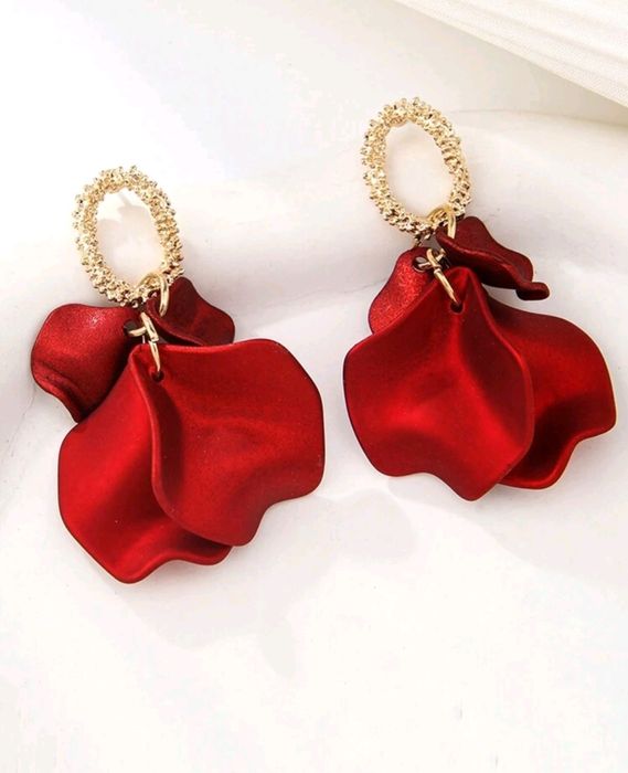 Kolczyki wiszące płatki akrylowe czarne że złotym kółeczkiem