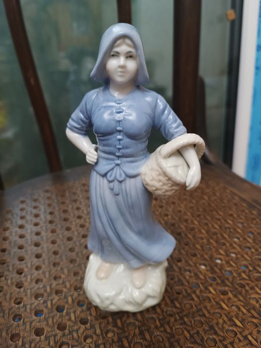 Фарфоровая статуэтка. Винтаж.