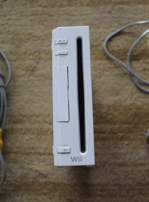 Nintendo Wii Branca + 2 Comandos + Jogo Wii Sports