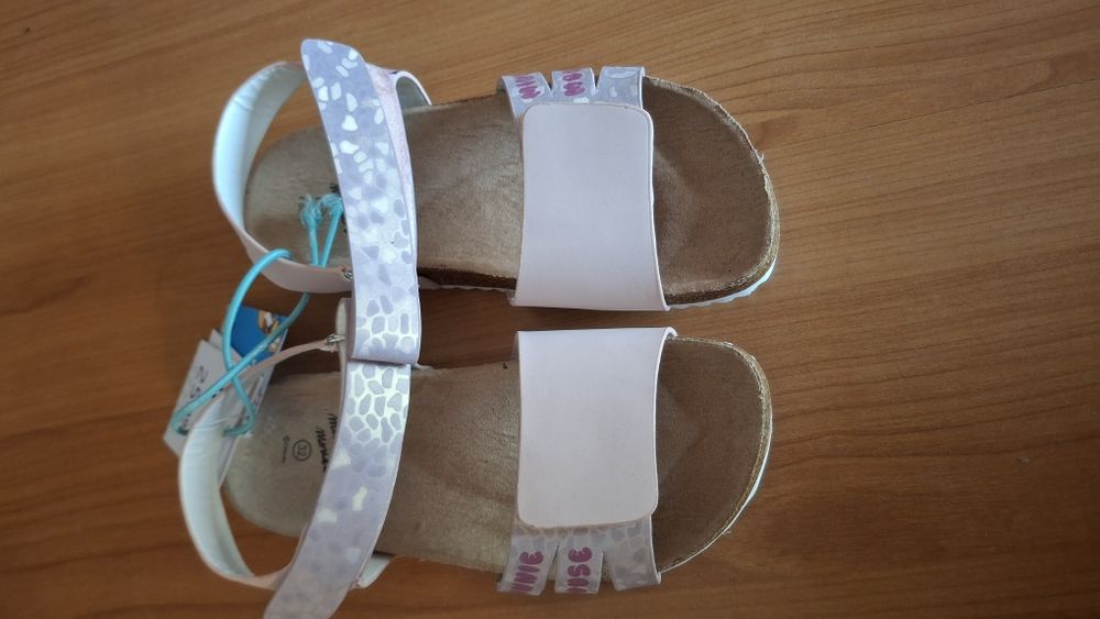 Sandálias menina novas tamanho 32