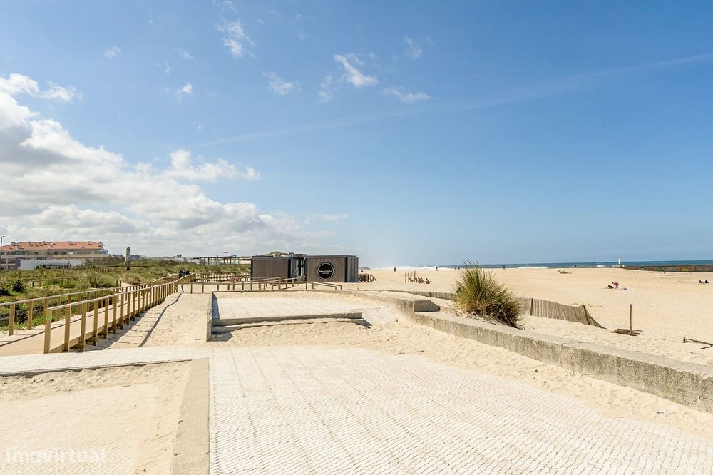 Apartamento T3 a 2 Minutos da Praia com Box Fechada e Churrasqueira em