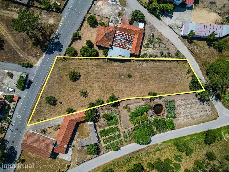 Terreno com cerca de 2.400 m² e viabilidade de construção em Moinhos d