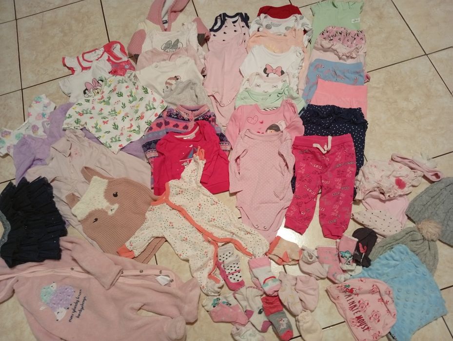 Paka ubranek dla dziewczynki, rozmiar 62/68 plus dodatki