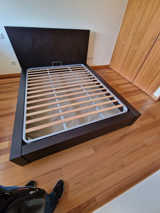 Cama e duas mesinhas de cabeceira em wengué