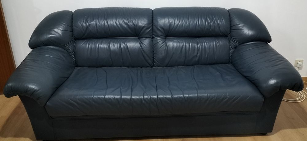 Conjunto de Sala em Pele: Sofá Cama + 2 Sofás + Pufe + Mesa Centro