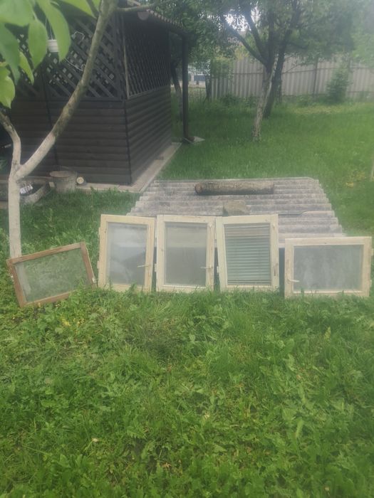 Старі вікна і двері на балкон дерев'яні