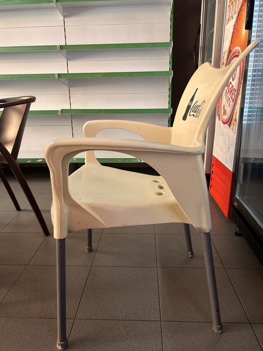 Cadeiras brancas plastico