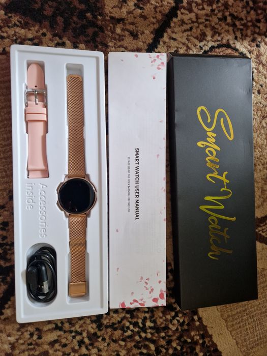 Smartwatch na złotej bransolecie