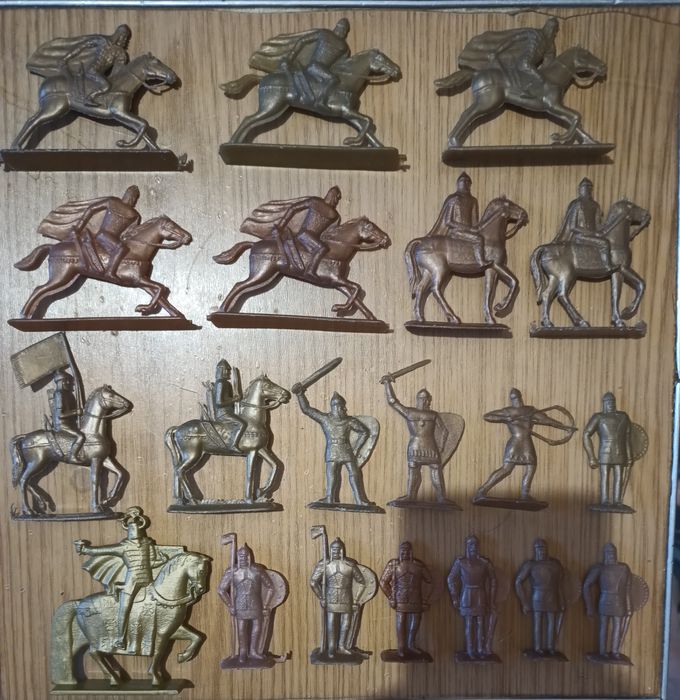 Продам плоских солдатиков СССР, в объявлении не все есть ещё такие же