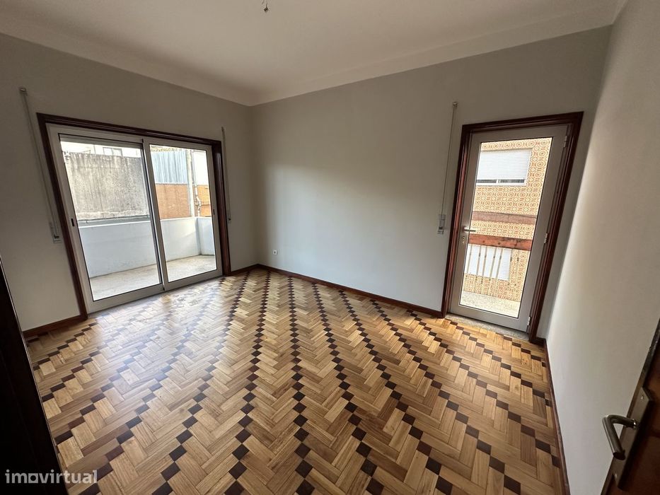 Apartamento T2+1 renovado, com garagem, em boa localização