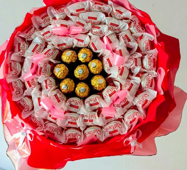Bukiet z Raffaello i Ferrero (wysokość 50 cm, szerokość 40 cm)