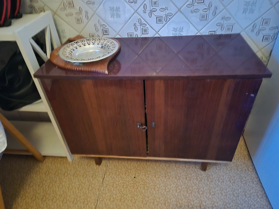 Безкоштовно віддам  2 шафи та  2 тумби+ сервант