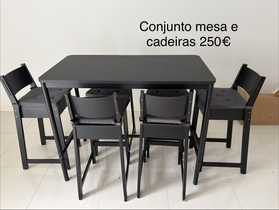 Mesa e cadeiras