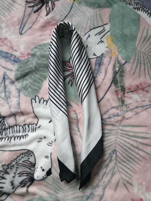 Chusta chustka apaszka satyna satynowa w paski paseczki nowa