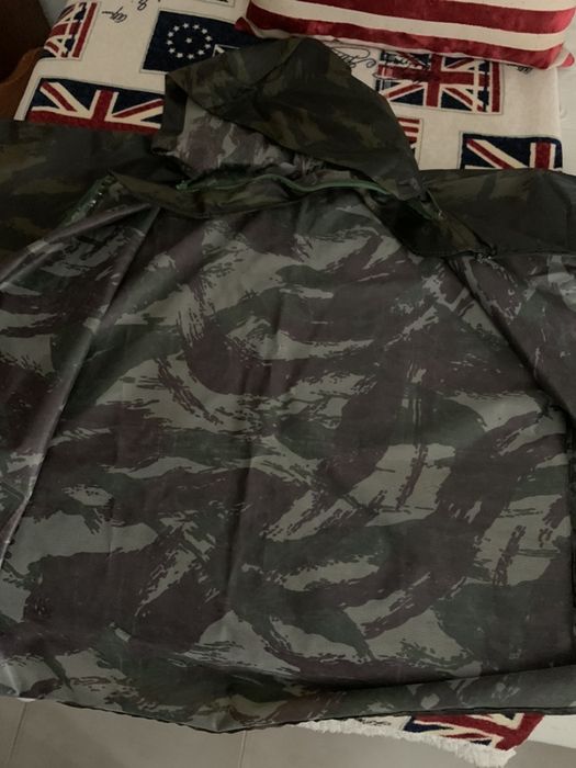 Impermeável camuflado