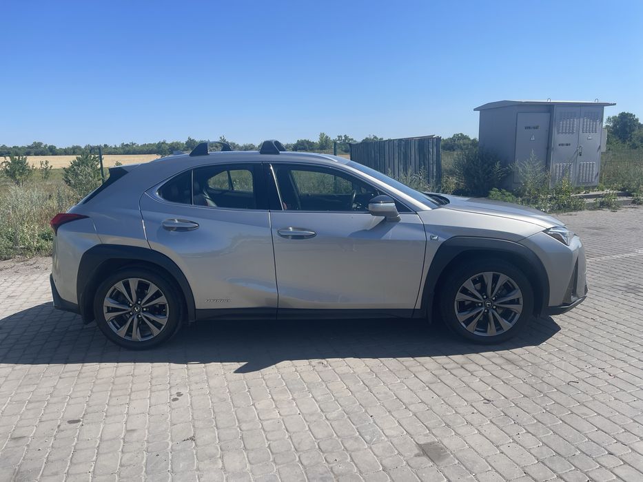 Lexus UX 250h F-sport 2020