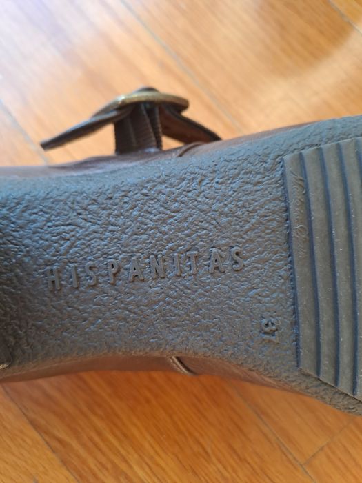Sapatos castanhos hispanitas