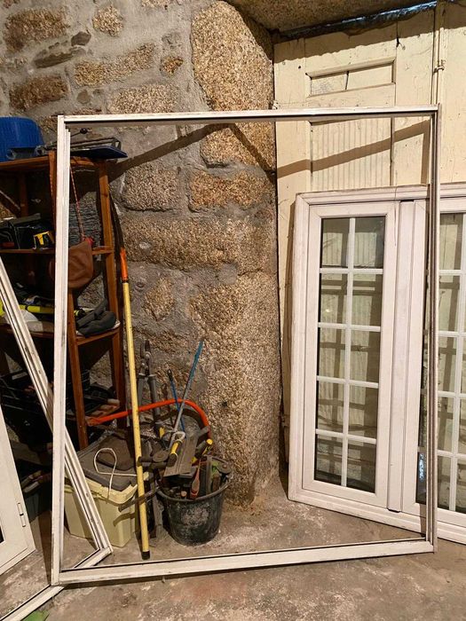Janelas, molduras e porta