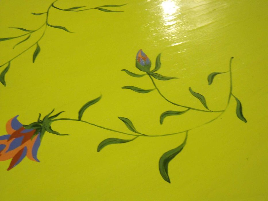 Mesa em madeira extensível, pintada à mão