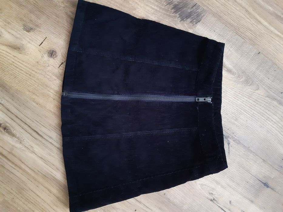 Spódniczka czarna elegancka bez wad. 
Polecam moje inne oferty znajdzi