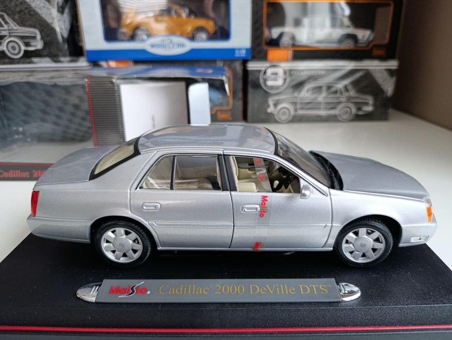 Модель 1.18 Cadillac Deville DTS 2000