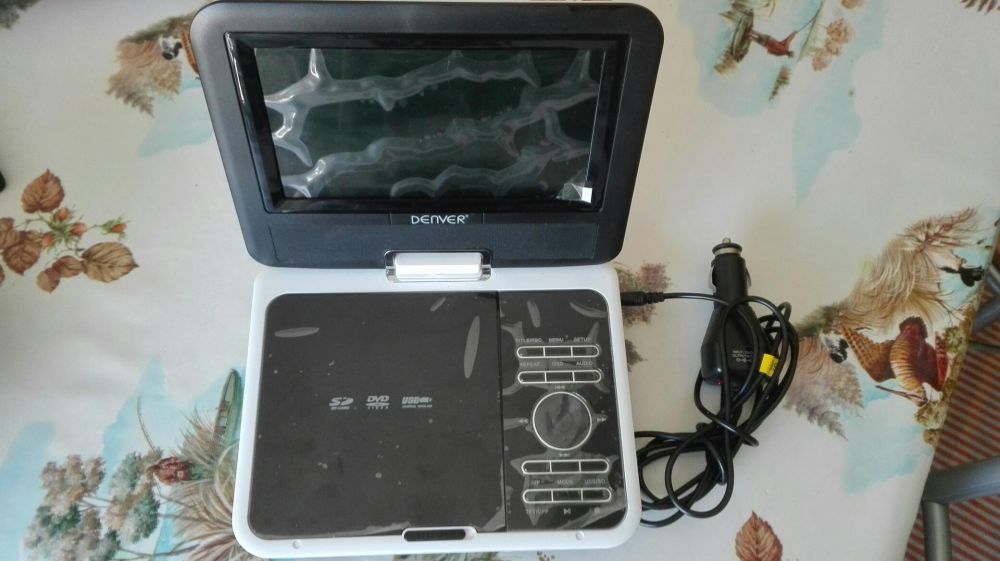 Leitor de dvd com carregador de isqueiro e mochila