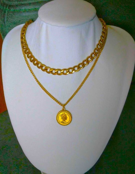 Colar Aço Dourado Duplo c/ Malha Grossa e Medalha Rainha NOVO - SALDO