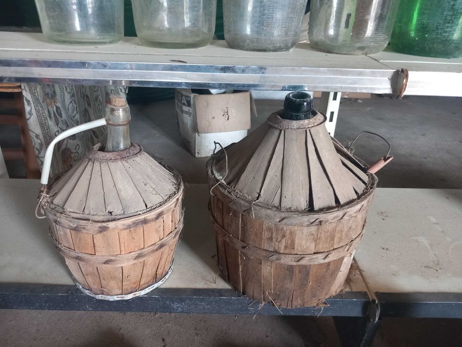 "Dame Jeanne" (ou demijohn em inglês), são chamados de garrafões encestados, preço cada