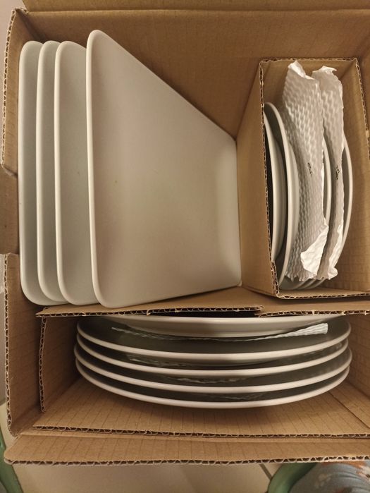 Talerze białe i szare