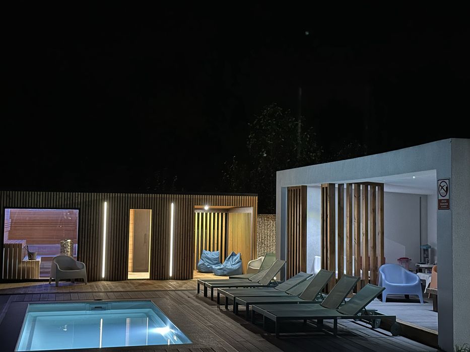 Budowa Basenów Ogrodowych | Sauny | Jacuzzi | Strefy Relaksu Ogrodzenia Premium-Vareon