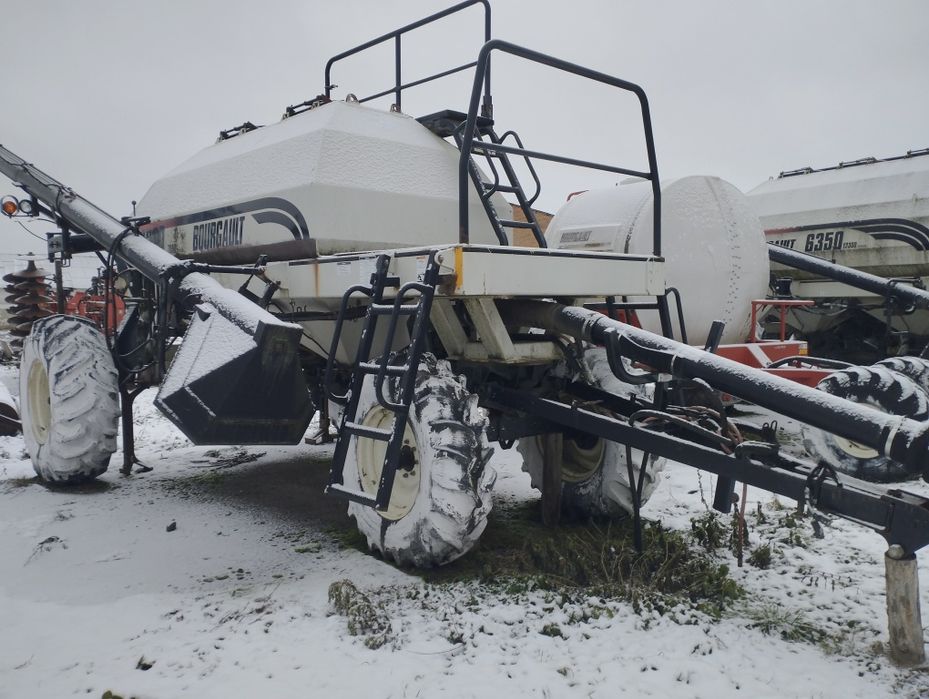 Бункери насінєві Bourgault -8810-54. 2009р