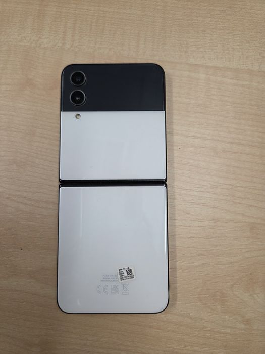 Galaxy Z Fiip4 Bespoke Edition
SM-F721B1SHEUE Czarny/bialy/bialy
Gala