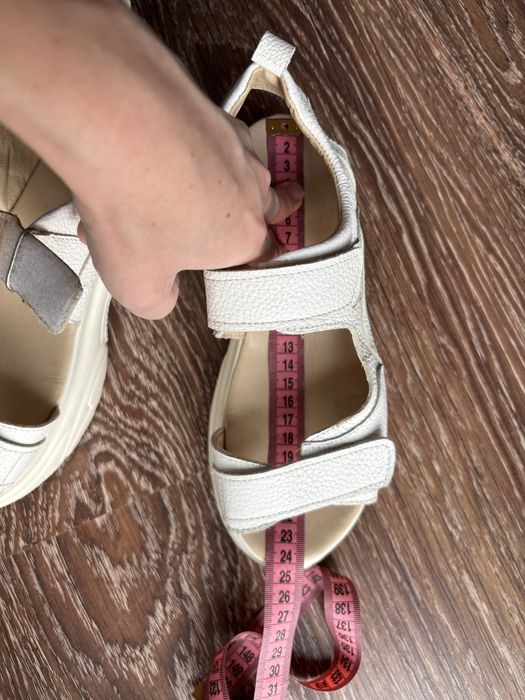 Жіночі шкіряні босоніжки на платформі 37