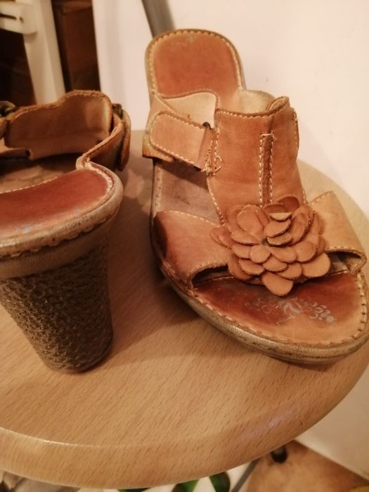 Klapki skórzane na koturnie 39